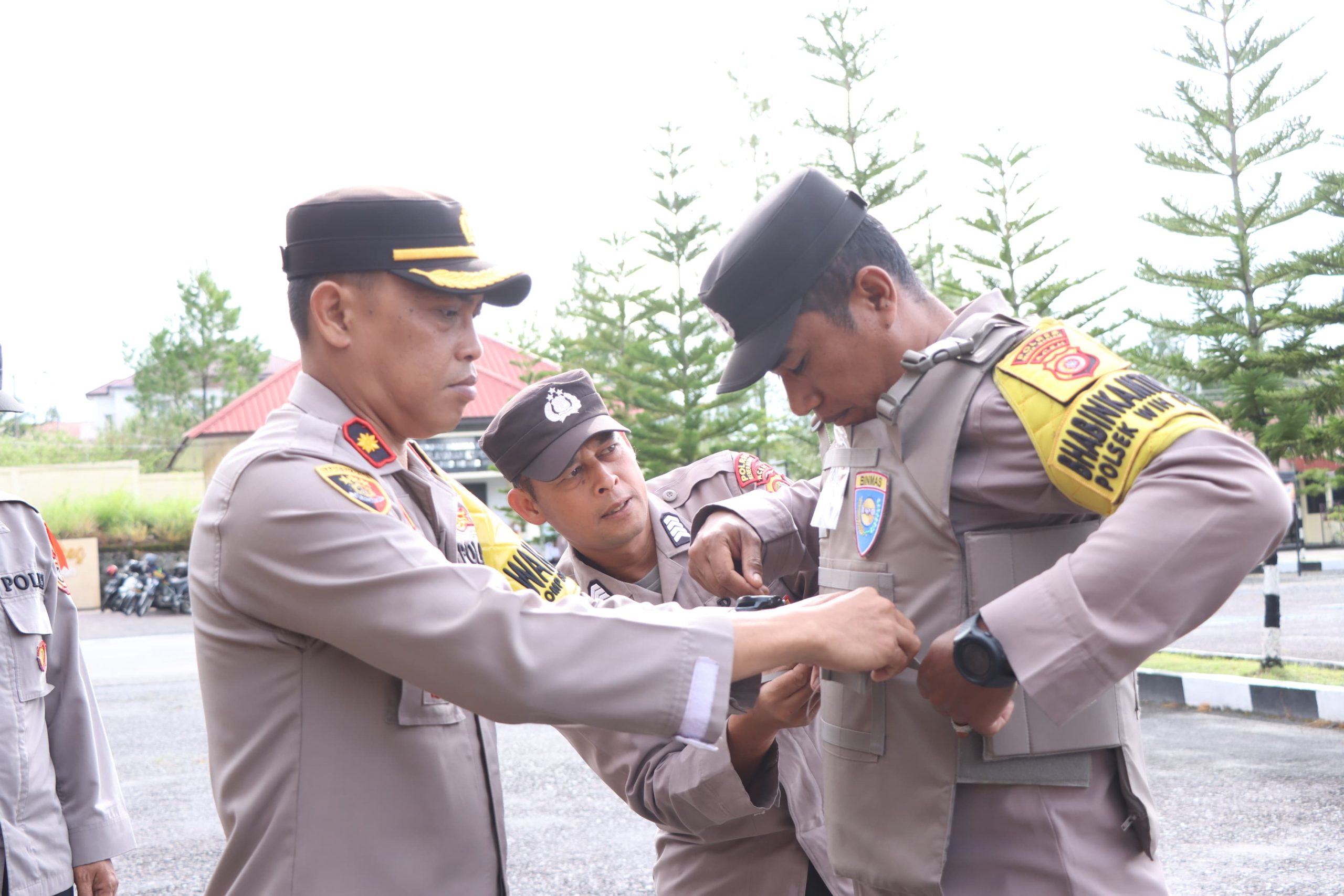 Bhabinkamtibmas Polres Bener Meriah Terima Rompi Anti Sajam