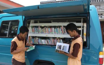 Melalui Mobil Dinas Perpustakaan Keliling Kota Madiun, Lapas I Madiun Fasilitasi Warga Binaan untuk Menambah Wawasan Pengetahuan