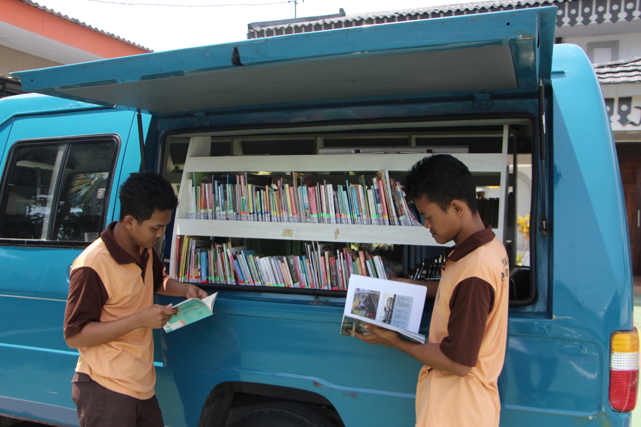 Melalui Mobil Dinas Perpustakaan Keliling Kota Madiun, Lapas I Madiun Fasilitasi Warga Binaan untuk Menambah Wawasan Pengetahuan