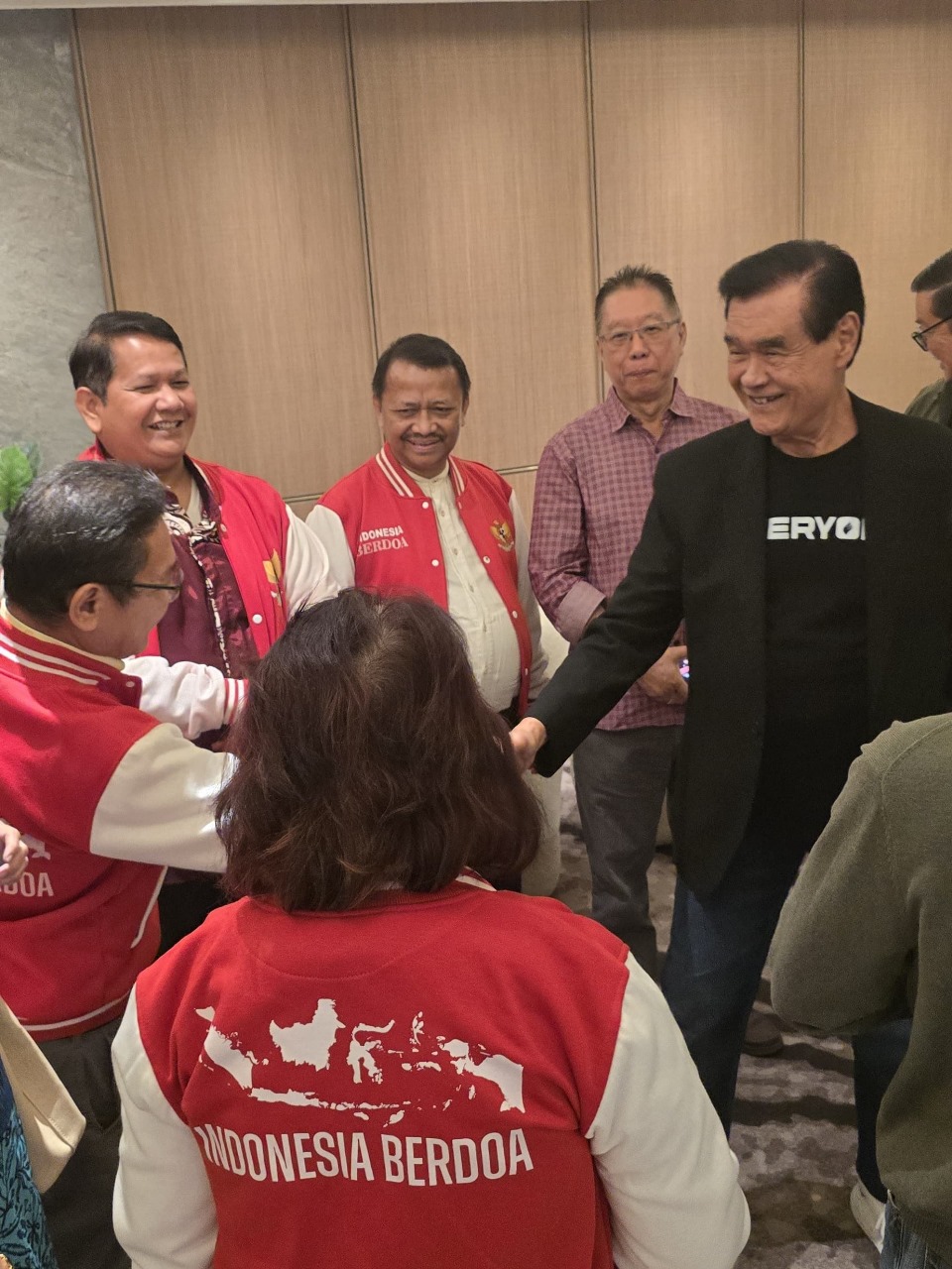 Pdt. Niko Nyotorahardjo Memberikan Berkat Kepada Gerakan Indonesia Berdoa