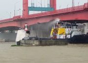 Perusahaan Tutup Mata, Batubara Dibersihkan Dari Jembatan Ampera, Air Sungai Musi Terkena Imbasnya.