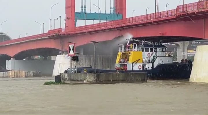 Perusahaan Tutup Mata, Batubara Dibersihkan Dari Jembatan Ampera, Air Sungai Musi Terkena Imbasnya.