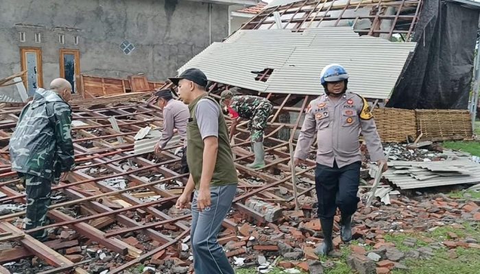 Mas Bhabin Sosok Polisi Bondowoso Cekatan Terekam Saat Kejadian Bencana 