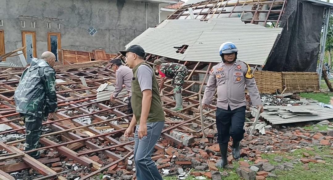 Mas Bhabin Sosok Polisi Bondowoso Cekatan Terekam Saat Kejadian Bencana 