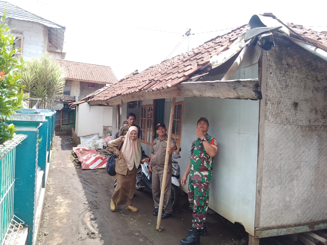 Bencana Angin Kencang Hantam Dua Rumah di Sukarasa, Kerugian Capai Puluhan Juta.