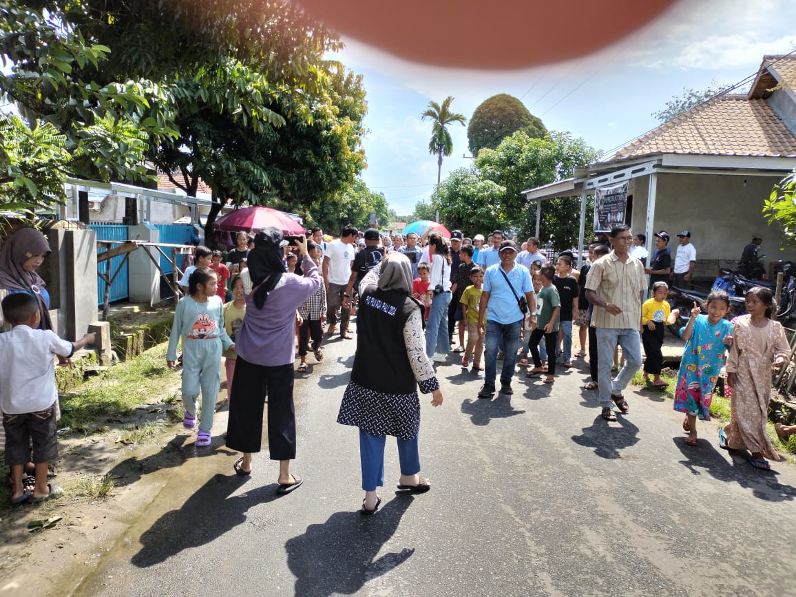 Ribuan Masyarakat Desa Mangku Negara Menyambut kehadiran Pasangan Calon (Paslon) Bupati dan Wakil Bupati Nomor Urut 1 Devi-Ferdinand