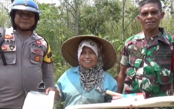 Sinergitas TNI-Polri di Bondowoso: Babinkamtibmas Berbagi Alat Pertanian untuk Dukung Ketahanan Pangan   