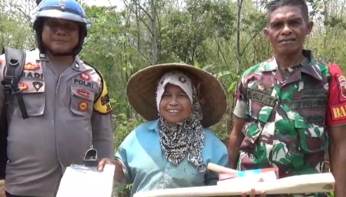 Sinergitas TNI-Polri di Bondowoso: Babinkamtibmas Berbagi Alat Pertanian untuk Dukung Ketahanan Pangan   