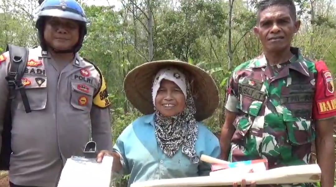 Sinergitas TNI-Polri di Bondowoso: Babinkamtibmas Berbagi Alat Pertanian untuk Dukung Ketahanan Pangan  