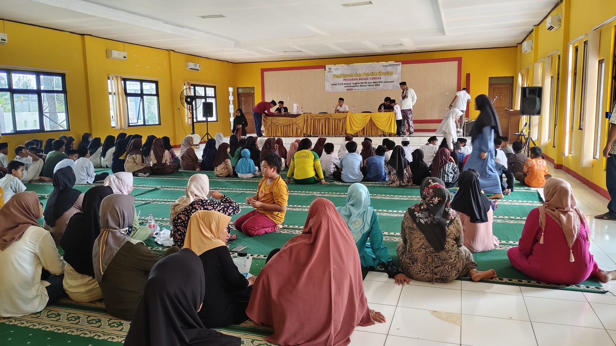 Polsek Serang Baru Giat Pembinaan dan Pendistribusian Bantuan dari Baznas Kabupaten Bekasi untuk Siswa siswi SD dan SMP