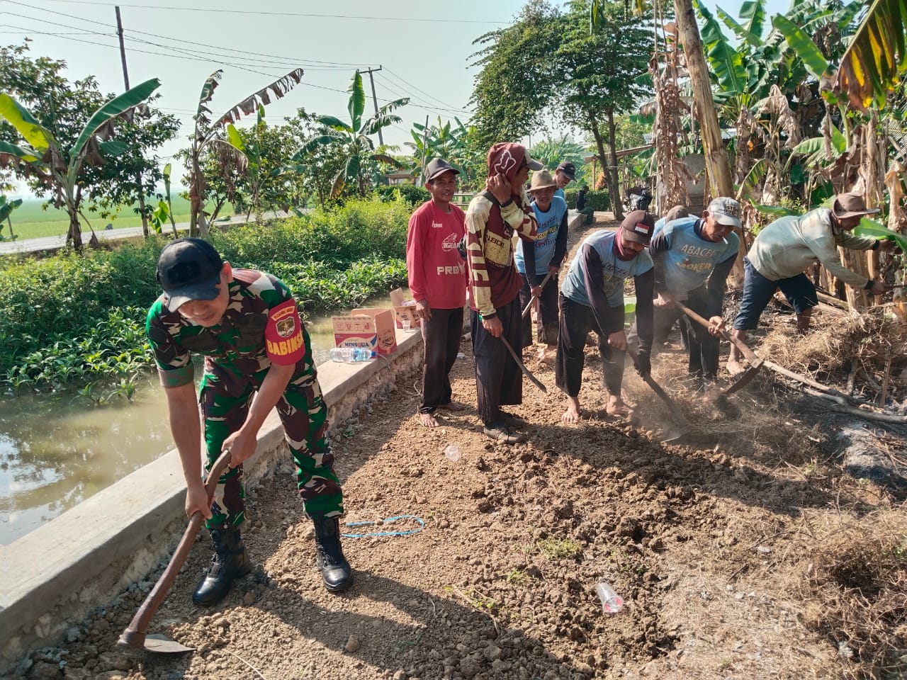 Babinsa Bersama Petani Bersihkan Saluran Irigasi di Desa Bantarjaya untuk Dukung Musim Tanam Padi