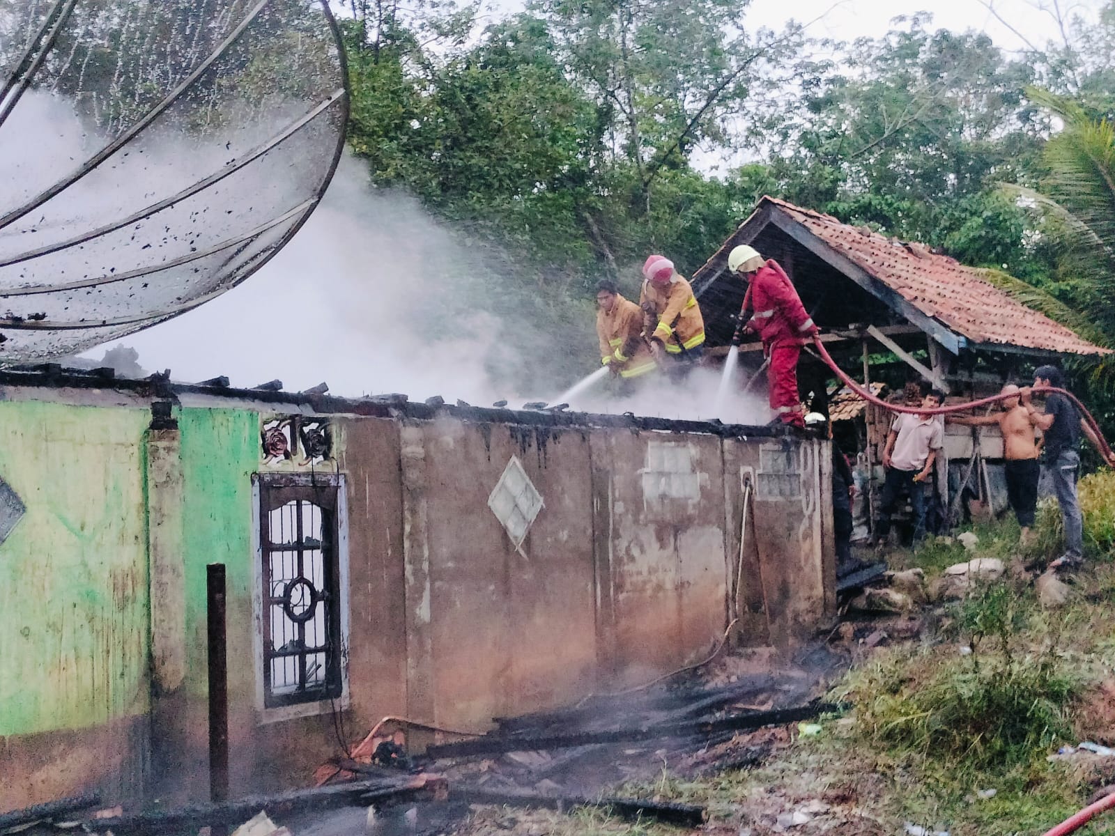 Satu Unit Rumah Milik Royko Saputra Hangus Terbakar di Desa Suka Manis Tanah Abang PALI