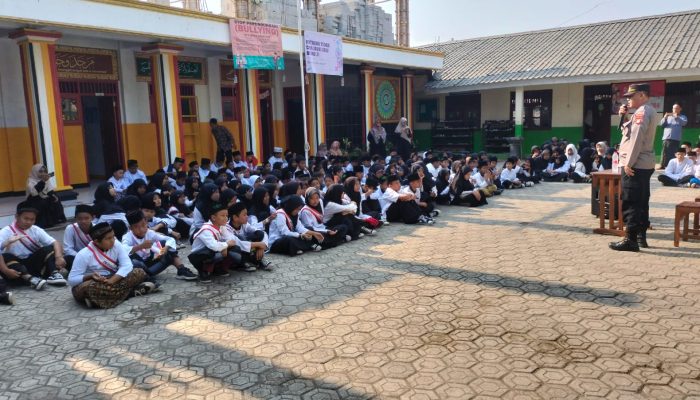 Police Goes to School Polsek Serang Baru di SMP Al-Falah