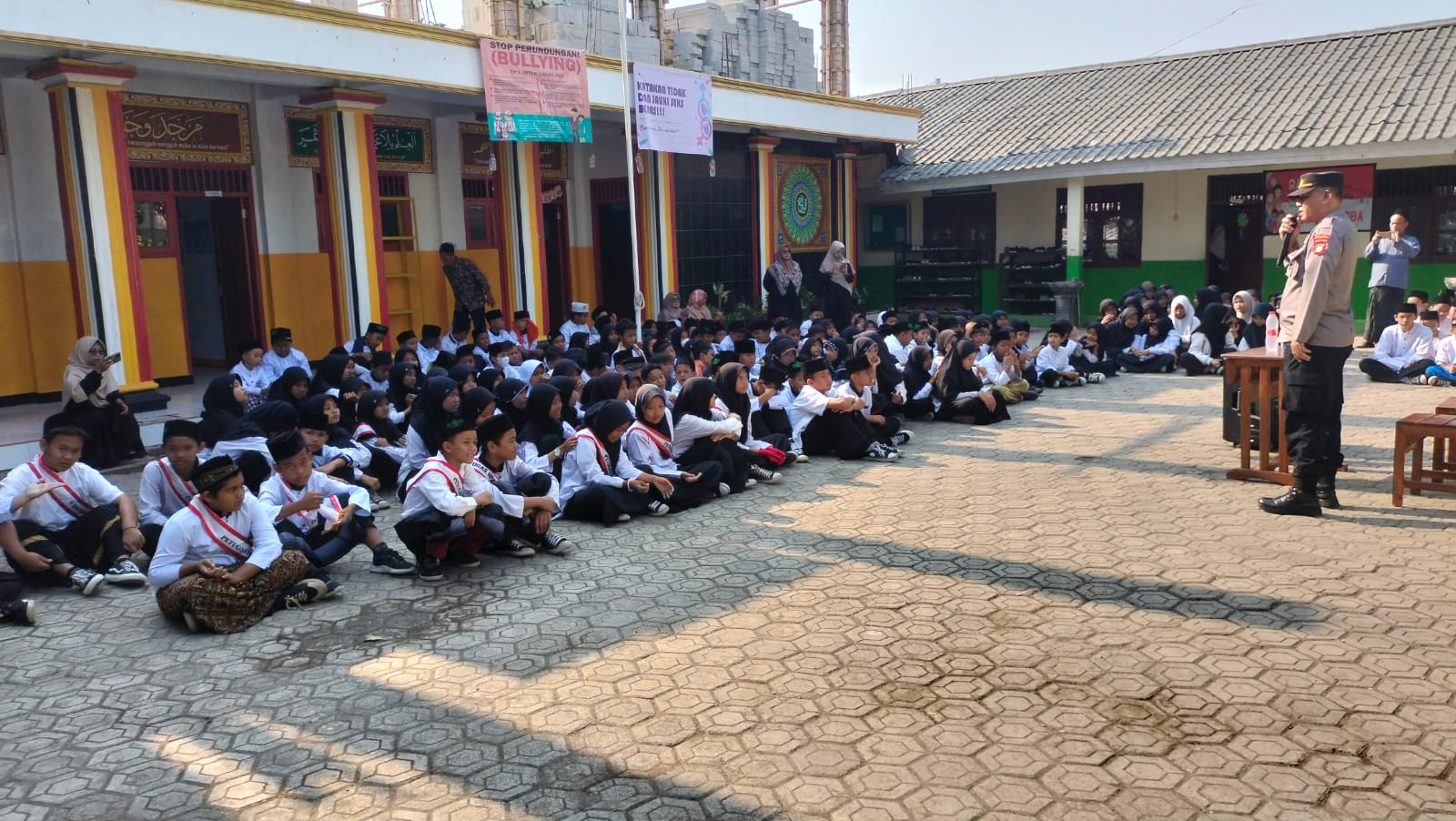 Police Goes to School Polsek Serang Baru di SMP Al-Falah