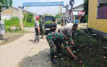 Bhabinkamtibmas Polsek Serang Baru dan Babinsa Kerja Bakti Bersama di Masjid Al – Falah