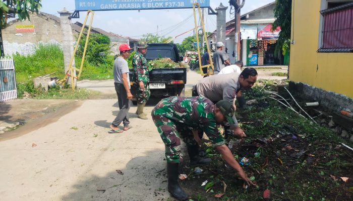 Bhabinkamtibmas Polsek Serang Baru dan Babinsa Kerja Bakti Bersama di Masjid Al – Falah