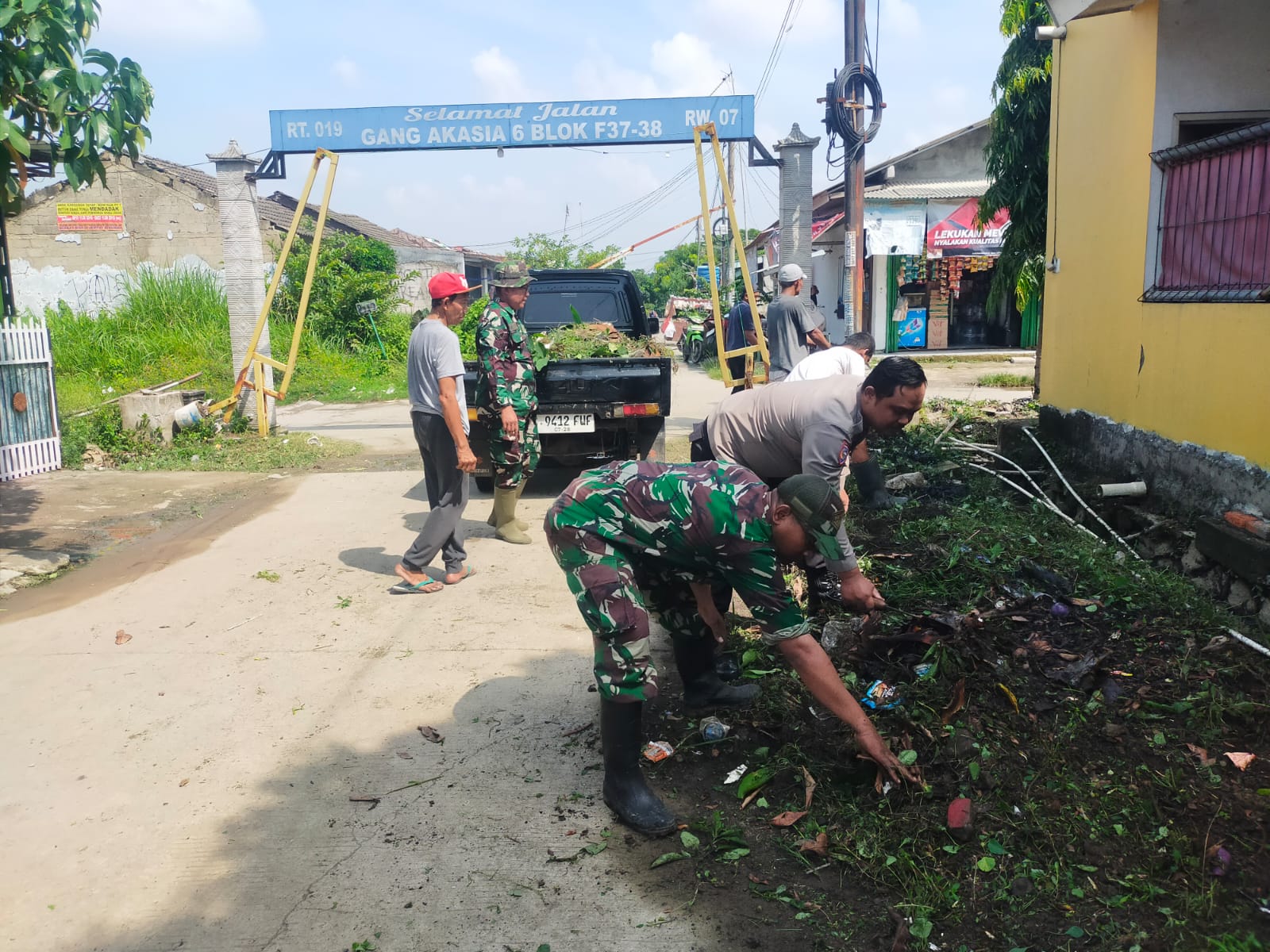 Bhabinkamtibmas Polsek Serang Baru dan Babinsa Kerja Bakti Bersama di Masjid Al - Falah