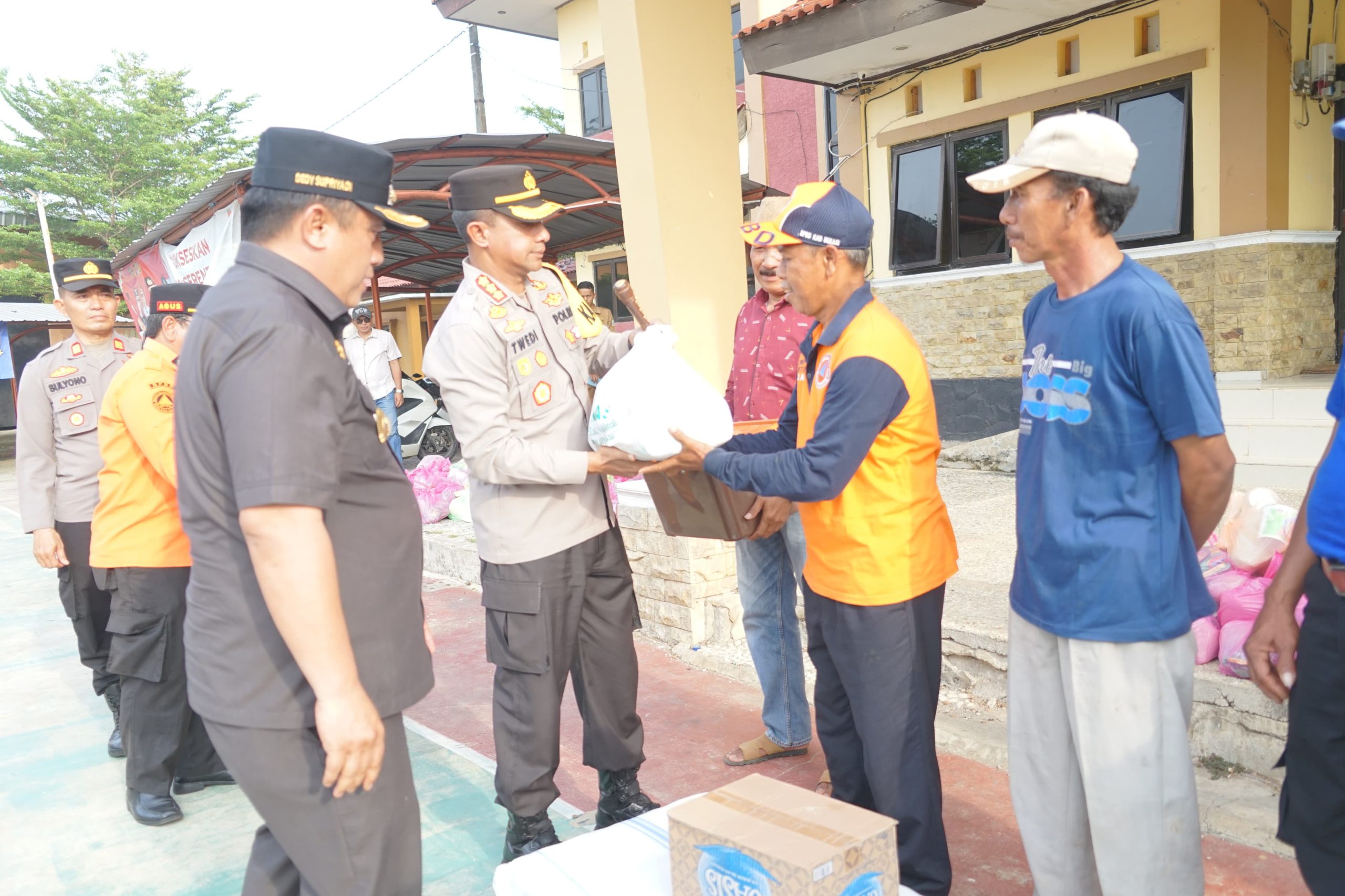 Peduli Bencara Banjir ROB Muara Gembong, Kapolres Metro Bekasi Bersama Forkopimda Salurkan Bantuan