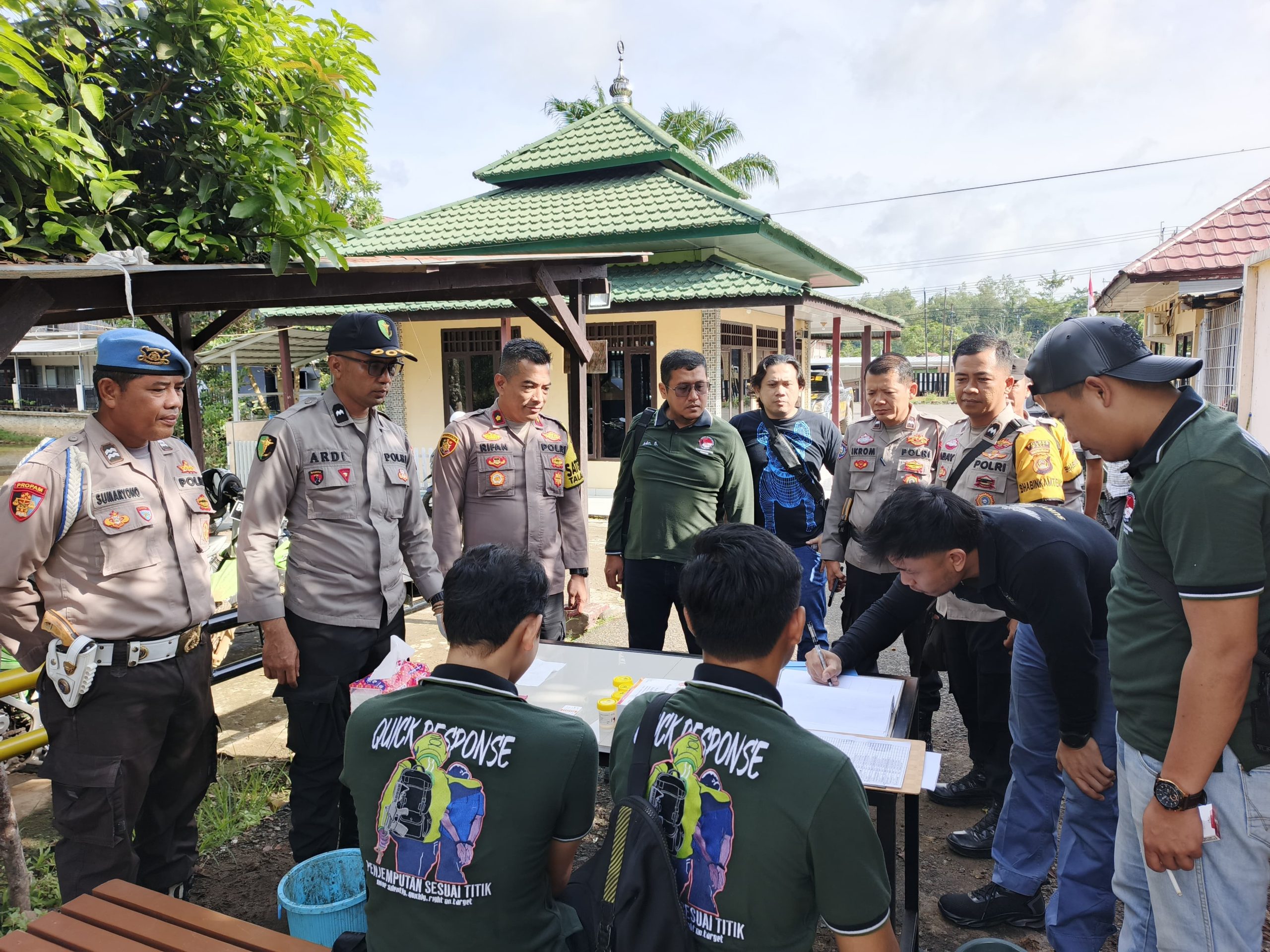 Polres PALI Melalui Satuan Reserse Narkoba Menggelar Pemeriksaan Urine Terhadap Personel Polsek Talang Ubi