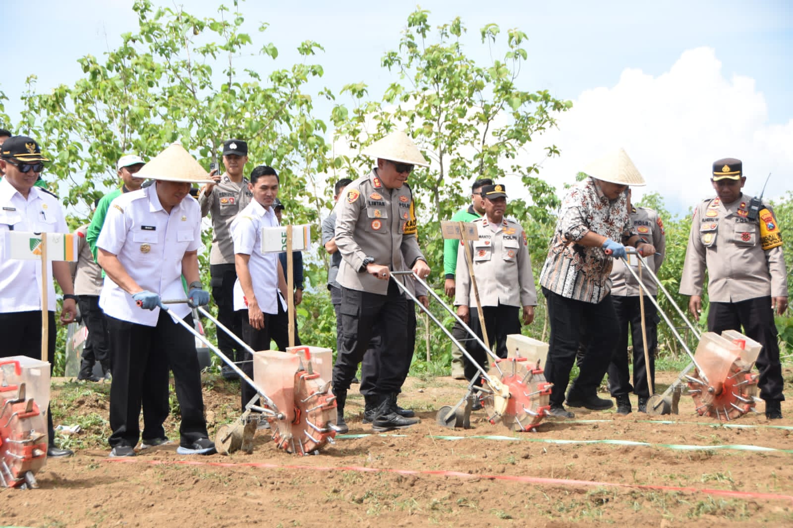 Kapolri dan Panglima TNI Tanam Jagung Diikuti Oleh Polres Bondowoso