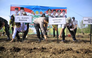 Polres Madiun Launching Gugus Tugas Polri  Mendukung Ketahanan Pangan Nasional Dengan Penanaman Bibit Jagung