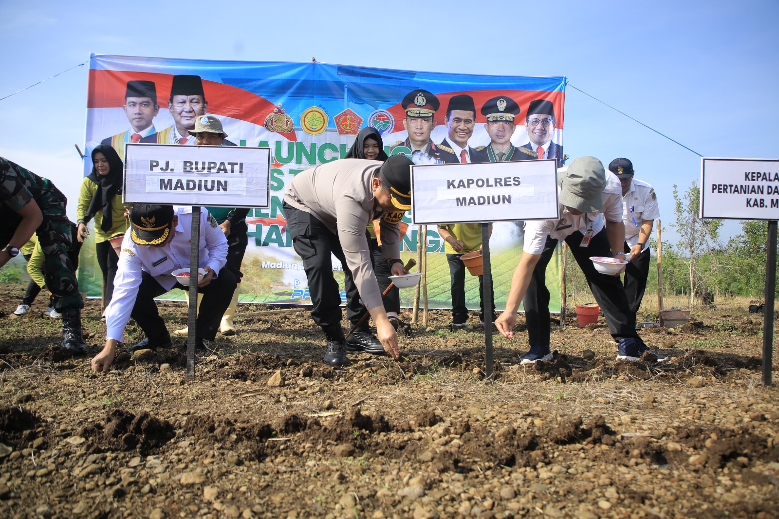 Polres Madiun Launching Gugus Tugas Polri  Mendukung Ketahanan Pangan Nasional Dengan Penanaman Bibit Jagung