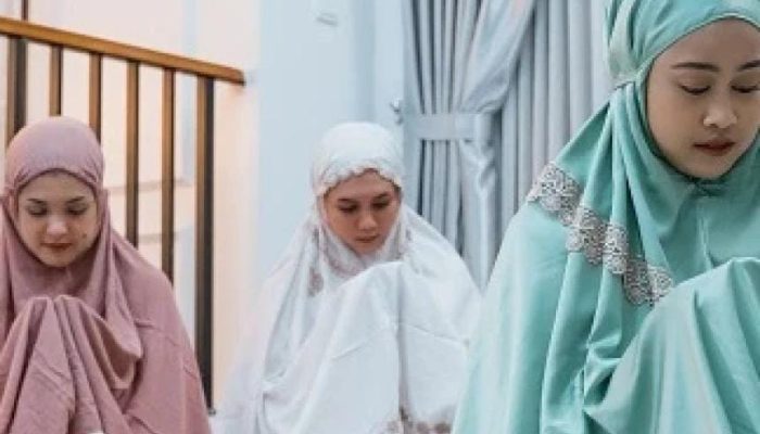 Hukum Pakai Mukena Bermotif dan Warna-Warni dalam Shalat