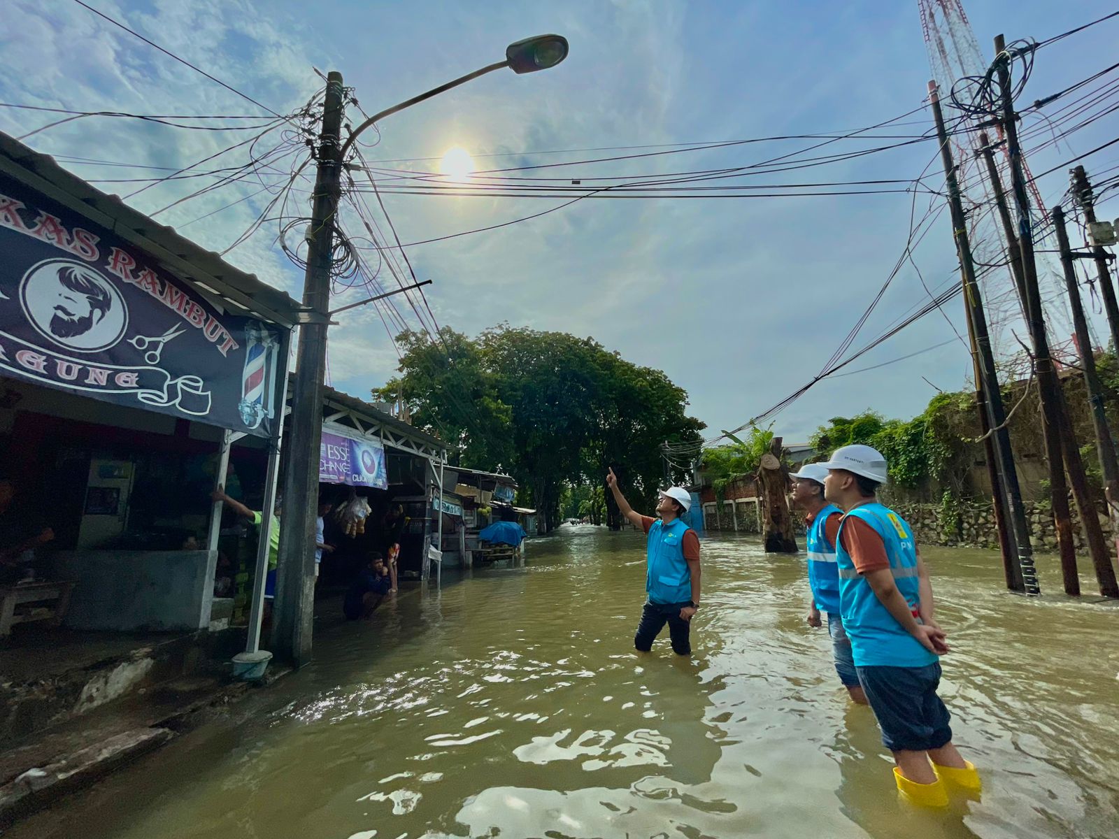 Siaga Banjir, PLN Bagikan Tips Aman Gunakan Listrik