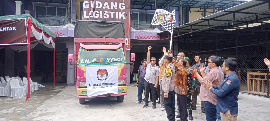 Pelepasan truk logistik oleh Ketua KPU dilakukan secara simbolis Polres Tanah Karo Kawal Pendistribusian ke Kecamatan