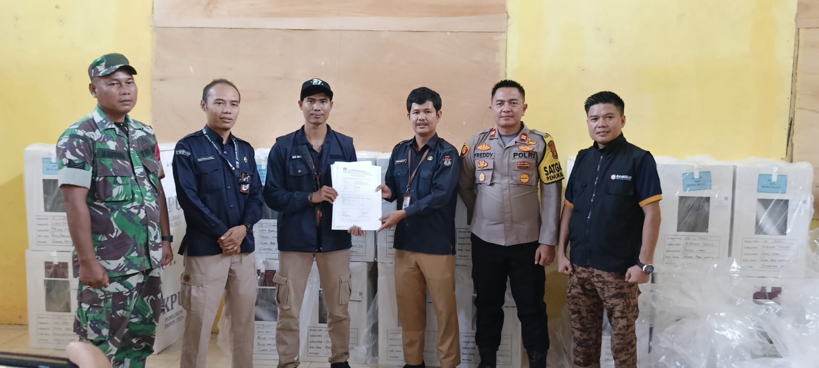 Polsek Penukal Utara Melakukan Pengawalan Ketat Terhadap Pendistribusian Logistik Pilkada di Kecamatan Penukal Utara