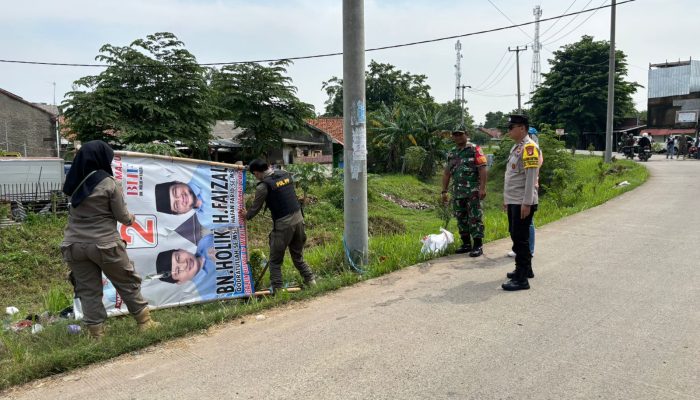 Kapolsek Cibarusah Pimpin Pengamanan Penertiban Alat Peraga Kampanye Pemilu Serentak 2024