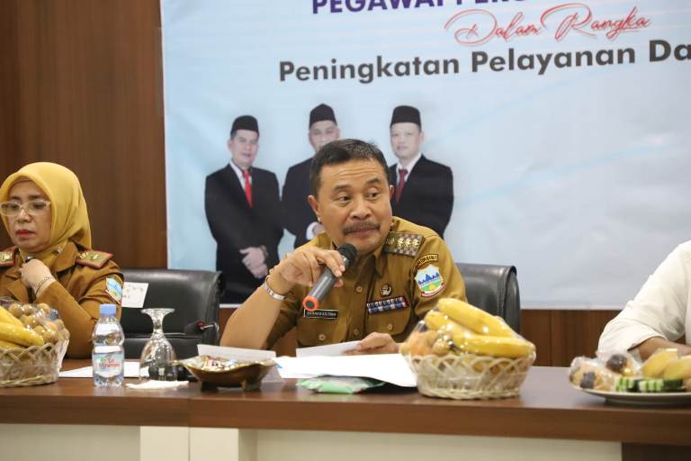 Pj. Bupati Garut menghadiri acara Pembinaan Pegawai Bank Perumda BPR Garut