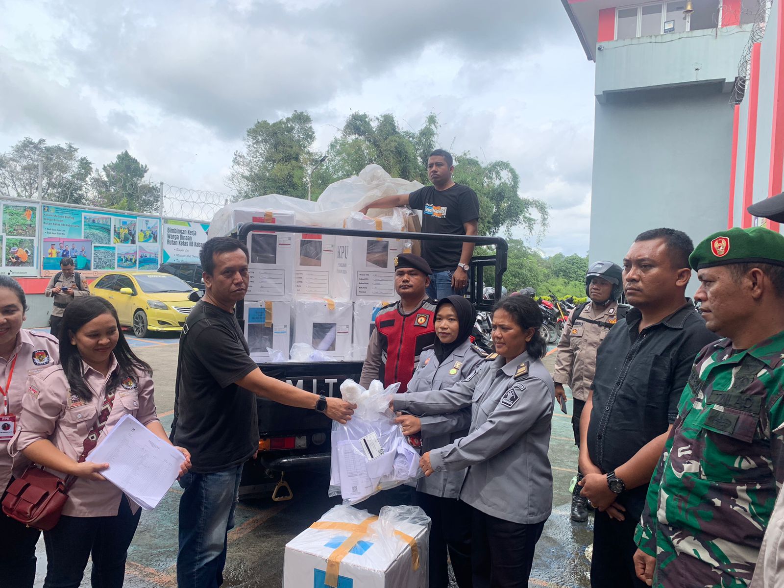 Distribusi Logistik Pilkada Kabupaten Karo Selesai ke Seluruh Kecamatan, Fokus Pengiriman ke TPS Dimulai