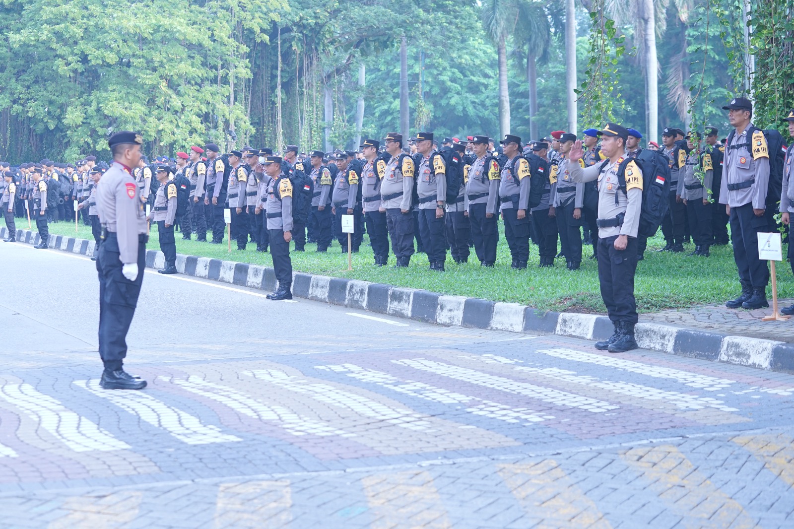 Apel Pergeseran Pasukan Pengamanan TPS Ops Mantap Praja Jaya 2024: Kapolres Metro Bekasi Tegaskan Netralitas dan Pastikan Kesiapan Total