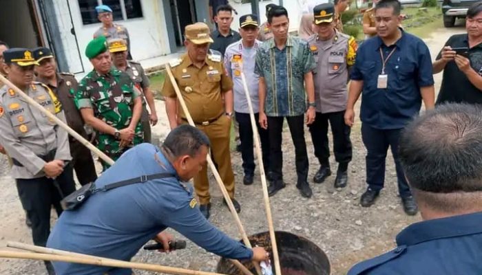 Pj. Bupati Lampung Utara Drs.H.Aswarodi.M.Si dan Forkopimda menghadiri dan menyaksikan Pemusnahan Surat Suara Rusak