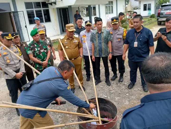 Pj. Bupati Lampung Utara Drs.H.Aswarodi.M.Si dan Forkopimda menghadiri dan menyaksikan Pemusnahan Surat Suara Rusak