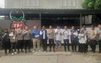 Tim Asistensi Polres Metro Bekasi dan Tim Monitoring Pemda Kabupaten Bekasi didampingi Kapolsek Serang Baru beserta Camat Serang Baru, Lakukan Monitoring ke TPS