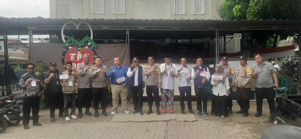 Tim Asistensi Polres Metro Bekasi dan Tim Monitoring Pemda Kabupaten Bekasi didampingi Kapolsek Serang Baru beserta Camat Serang Baru, Lakukan Monitoring ke TPS