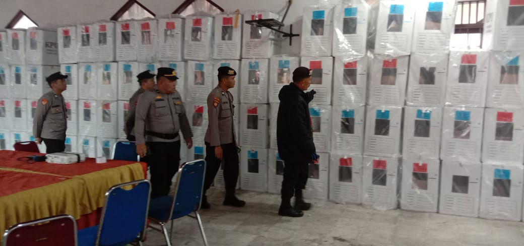 Seluruh Kotak Suara Pilkada 2024 di Kab. Karo Tiba di PPK, Kapolres Tanah Karo Apresiasi Sinergi Pengamanan