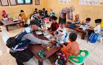 Polsek Tanah Abang Menggelar kegiatan Pemberian Makanan Siang Bergizi kepada Anak-Anak PAUD Kasih Ibu, Desa Tanah Abang Jaya