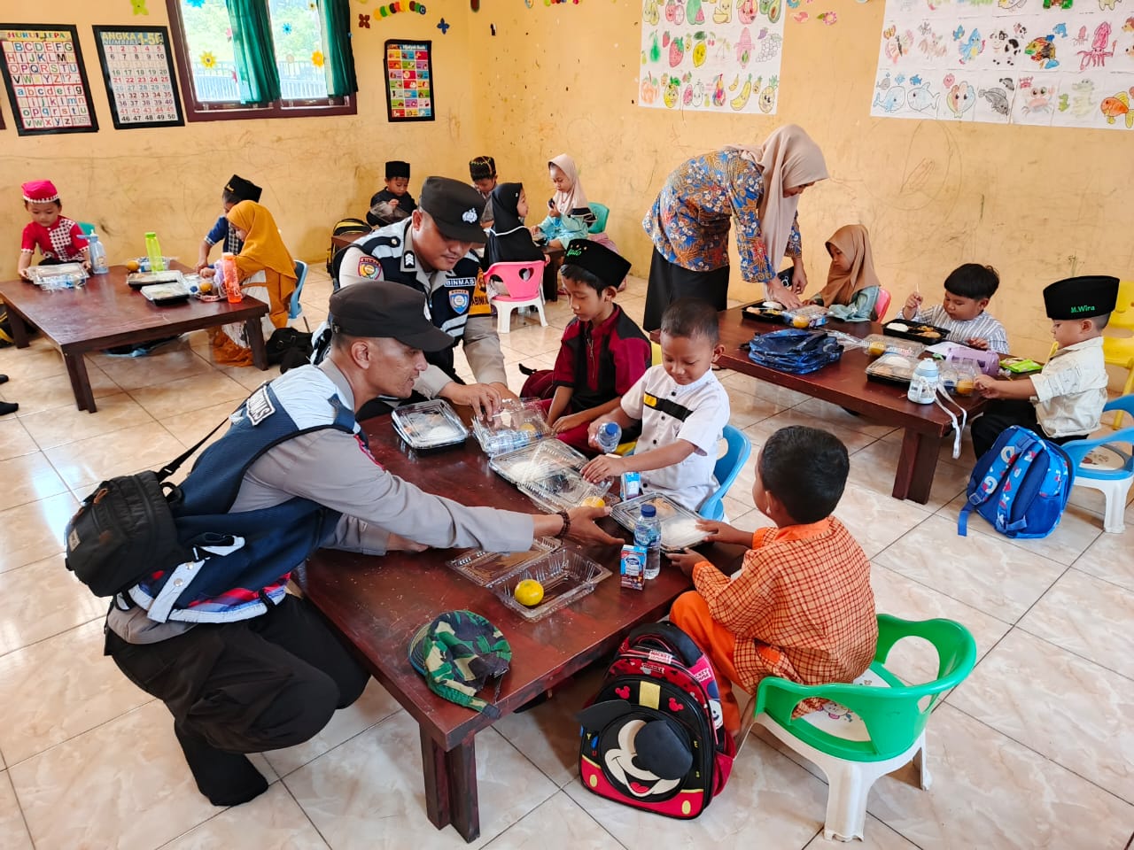 Polsek Tanah Abang Menggelar kegiatan Pemberian Makanan Siang Bergizi kepada Anak-Anak PAUD Kasih Ibu, Desa Tanah Abang Jaya