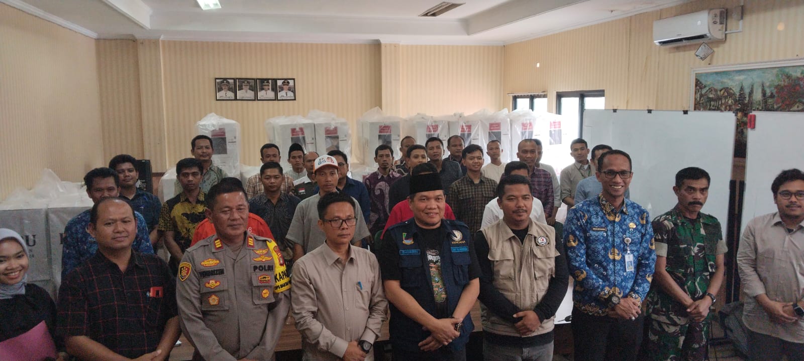 Kapolsek Cibarusah Monitoring Pengamanan Rapat Pleno Rekapitulasi Hasil Pemungutan Suara Pilkada 2024.