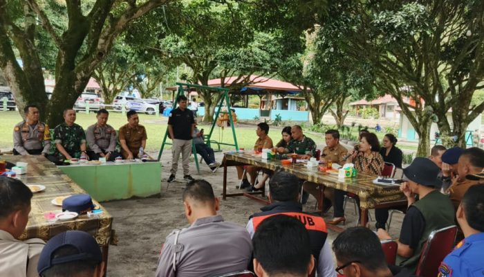 Bupati karo Pinpim Rapat Persiapan Event Internasional Aquabike Toba 2024 di Pantai Sinalsal