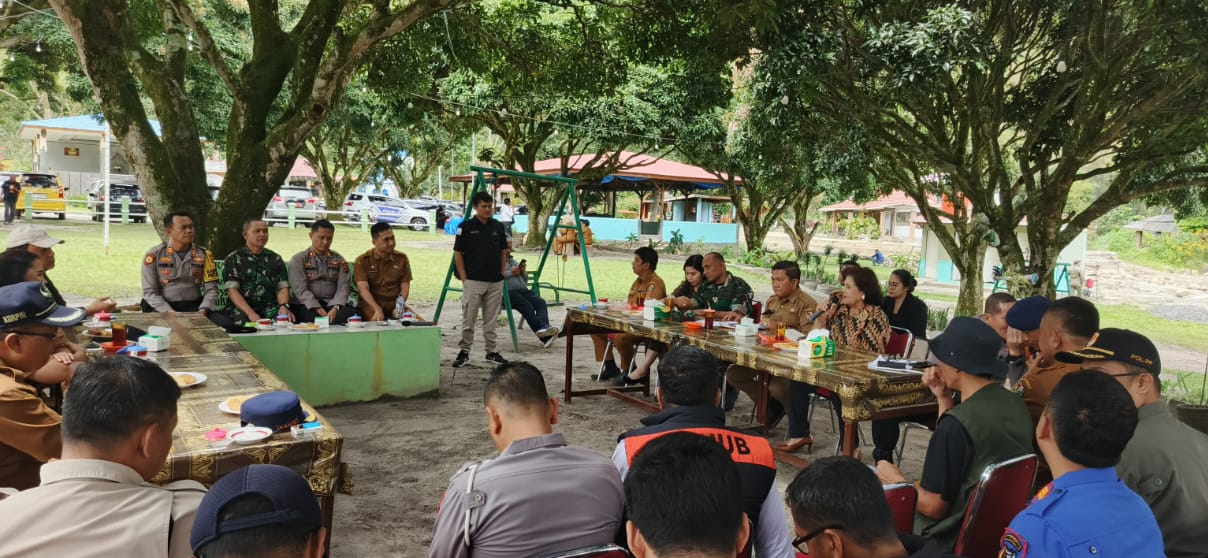 Bupati karo Pinpim Rapat Persiapan Event Internasional Aquabike Toba 2024 di Pantai Sinalsal