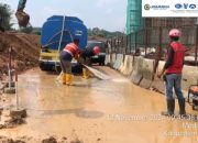 PT AdhiAcset KSO Tindaklanjuti Aduan Warga Terkait Jalan Banjir Sekitar Proyek Tol