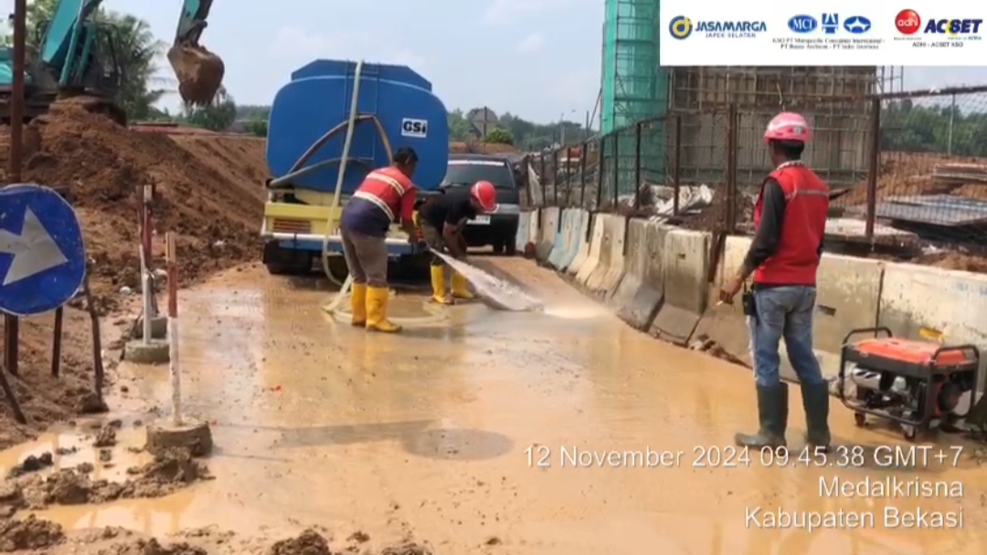 PT AdhiAcset KSO Tindaklanjuti Aduan Warga Terkait Jalan Banjir Sekitar Proyek Tol