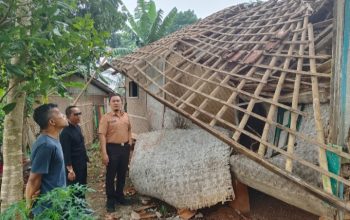 Rumah Roboh di Selaawi Garut Warga Bantu Evakuasi dan Bersihkan Reruntuhan