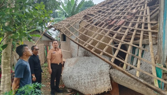 Rumah Roboh di Selaawi Garut Warga Bantu Evakuasi dan Bersihkan Reruntuhan