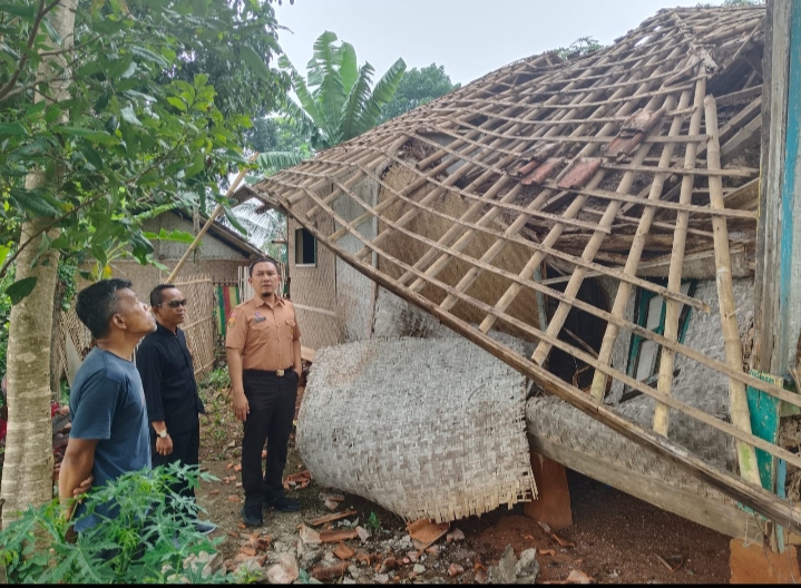 Rumah Roboh di Selaawi Garut Warga Bantu Evakuasi dan Bersihkan Reruntuhan