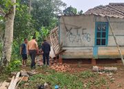 Rumah Roboh di Selaawi Garut Warga Bantu Evakuasi dan Bersihkan Reruntuhan